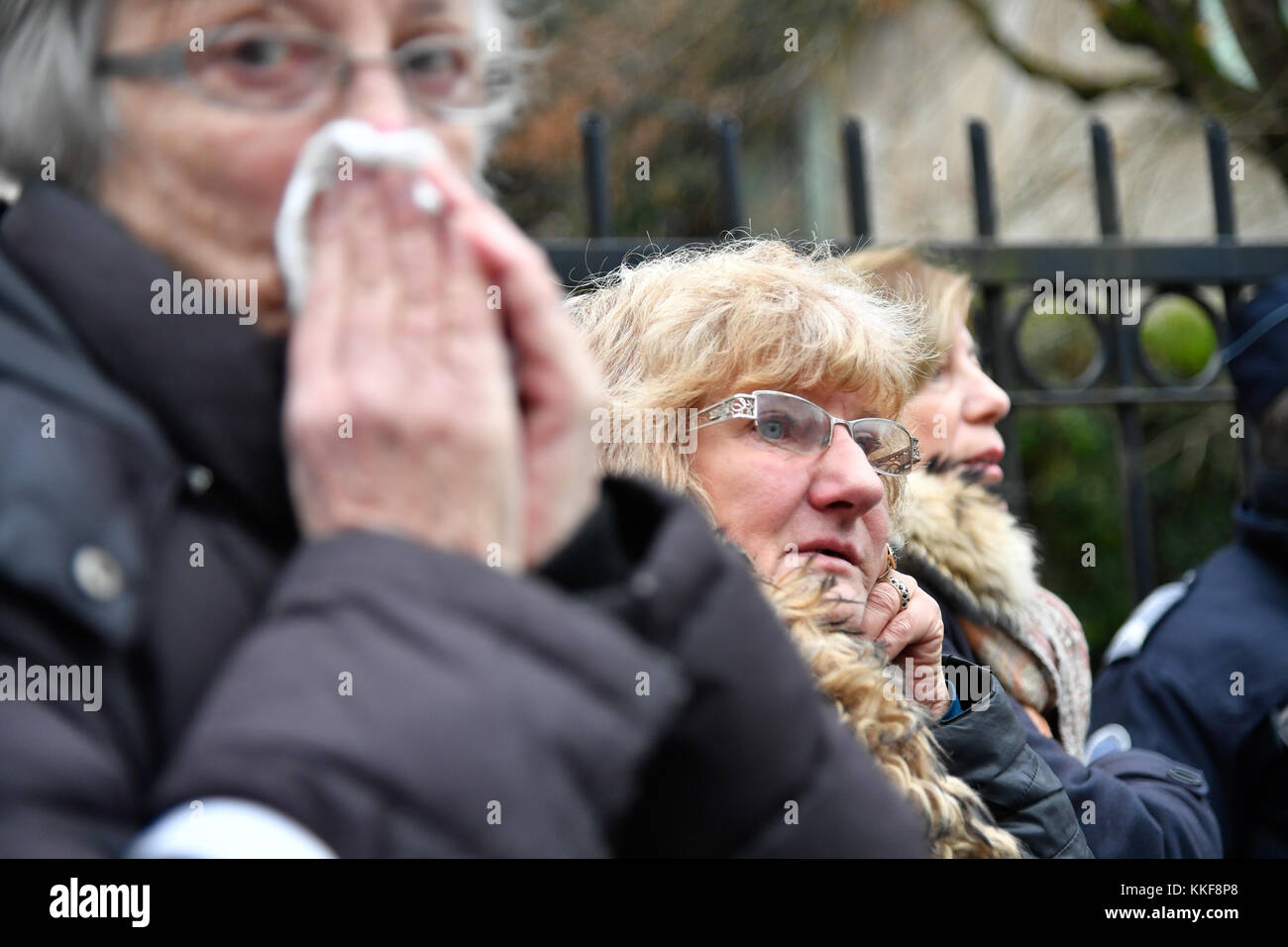 Marne La Coquette, Frankreich. 06 Dez, 2017. julien Mattia/le pictorium - Tod von Johnny Hallyday - 06/12/2017 - Frankreich/Marne La Coquette - nach dem Tod von Johnny Hallyday in der Nacht vom 5. Dezember 6, 2017 die ersten Fans gehen La Coquette in der Nähe seiner Wohnung nach Marne Blumen und eine Hommage an ihn zu legen. Credit: Le pictorium/alamy leben Nachrichten Stockfoto