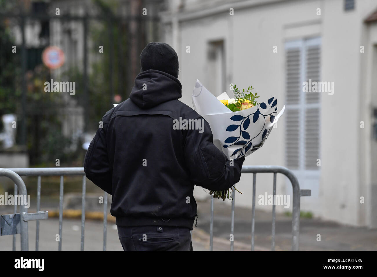 Marne La Coquette, Frankreich. 06 Dez, 2017. julien Mattia/le pictorium - Tod von Johnny Hallyday - 06/12/2017 - Frankreich/Marne La Coquette - nach dem Tod von Johnny Hallyday in der Nacht vom 5. Dezember 6, 2017 die ersten Fans gehen La Coquette in der Nähe seiner Wohnung nach Marne Blumen und eine Hommage an ihn zu legen. Credit: Le pictorium/alamy leben Nachrichten Stockfoto