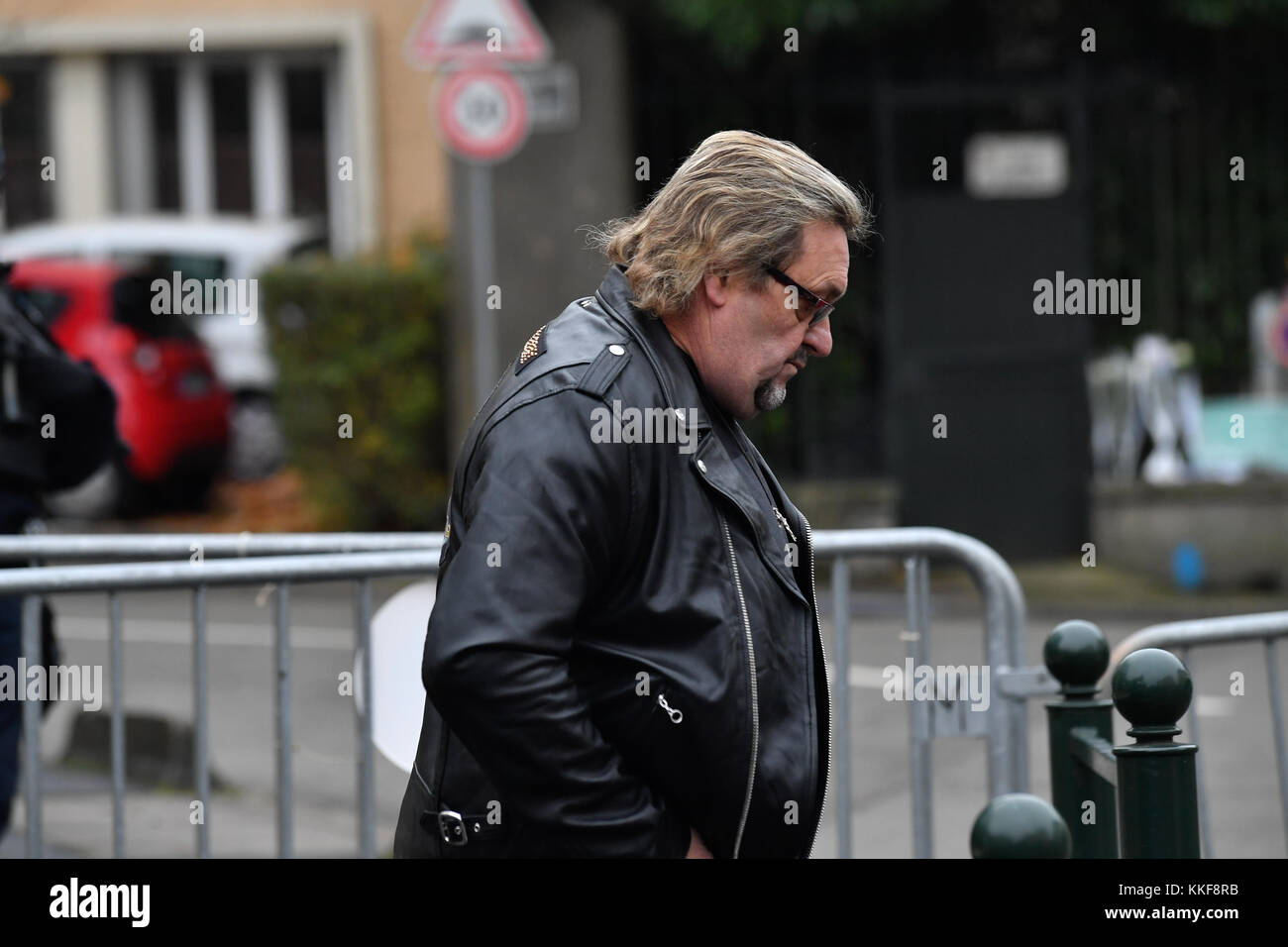 Marne La Coquette, Frankreich. 06 Dez, 2017. julien Mattia/le pictorium - Tod von Johnny Hallyday - 06/12/2017 - Frankreich/Marne La Coquette - nach dem Tod von Johnny Hallyday in der Nacht vom 5. Dezember 6, 2017 die ersten Fans gehen La Coquette in der Nähe seiner Wohnung nach Marne Blumen und eine Hommage an ihn zu legen. Credit: Le pictorium/alamy leben Nachrichten Stockfoto