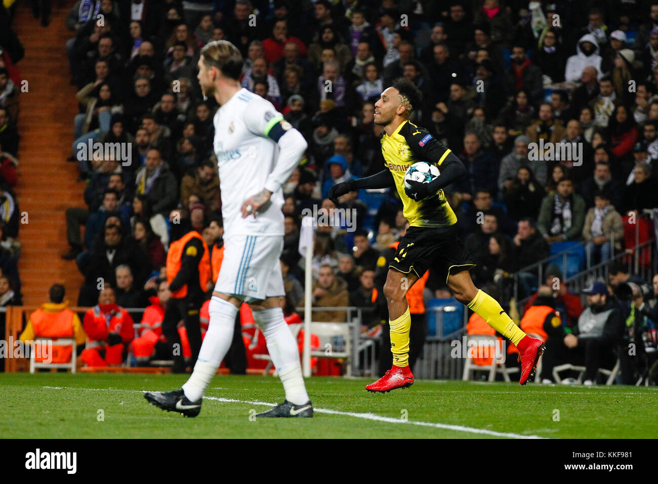 Madrid, Spanien. 06 Dez, 2017. Madris, Spanien. 06 Dez, 2017. Pierre Aubameyang Emerick (17) Borussia Dortmund 09 Player's feiert die (2, 1) nach dem Ziel seines Teams zählen. UCL Champions League zwischen Real Madrid gegen Borussia Dortmund 09 im Santiago Bernabeu in Madrid, Spanien, 6. Dezember 2017. Credit: Gtres Información más Comuniación auf Linie, S.L./Alamy Live News Credit: Gtres Información más Comuniación auf Linie, S.L. Stockfoto