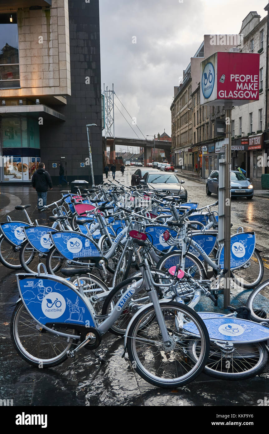 Glasgow, UK. 7 Dez, 2017. Schlechtes Wetter und forcast der eingehenden Sturm Caroline gezwungen, Pendler zu den üblichen Transportmittel verlassen der Fahrräder hinter verlassen. Credit: Pawel Pietraszewski/Alamy leben Nachrichten Stockfoto