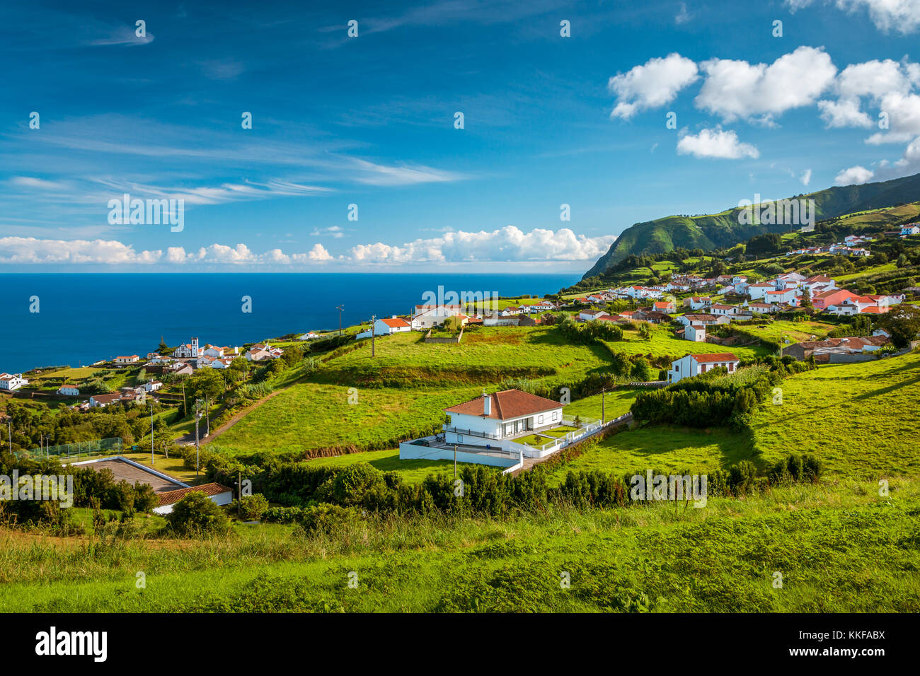 Schöne Aussicht über grüne Hügel, Wiesen und Bergen von Sao Miguel, Azoren, Portugal Stockfoto