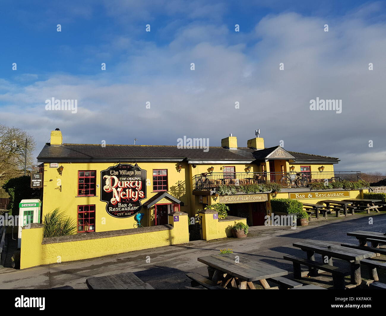 Bunratty Castle und Durty Nelly's Irish Pub, Irland - 30. November 2017: Wunderschöner Blick auf Irlands berühmtestes Schloss und Irish Pub in County Clare. Fa Stockfoto