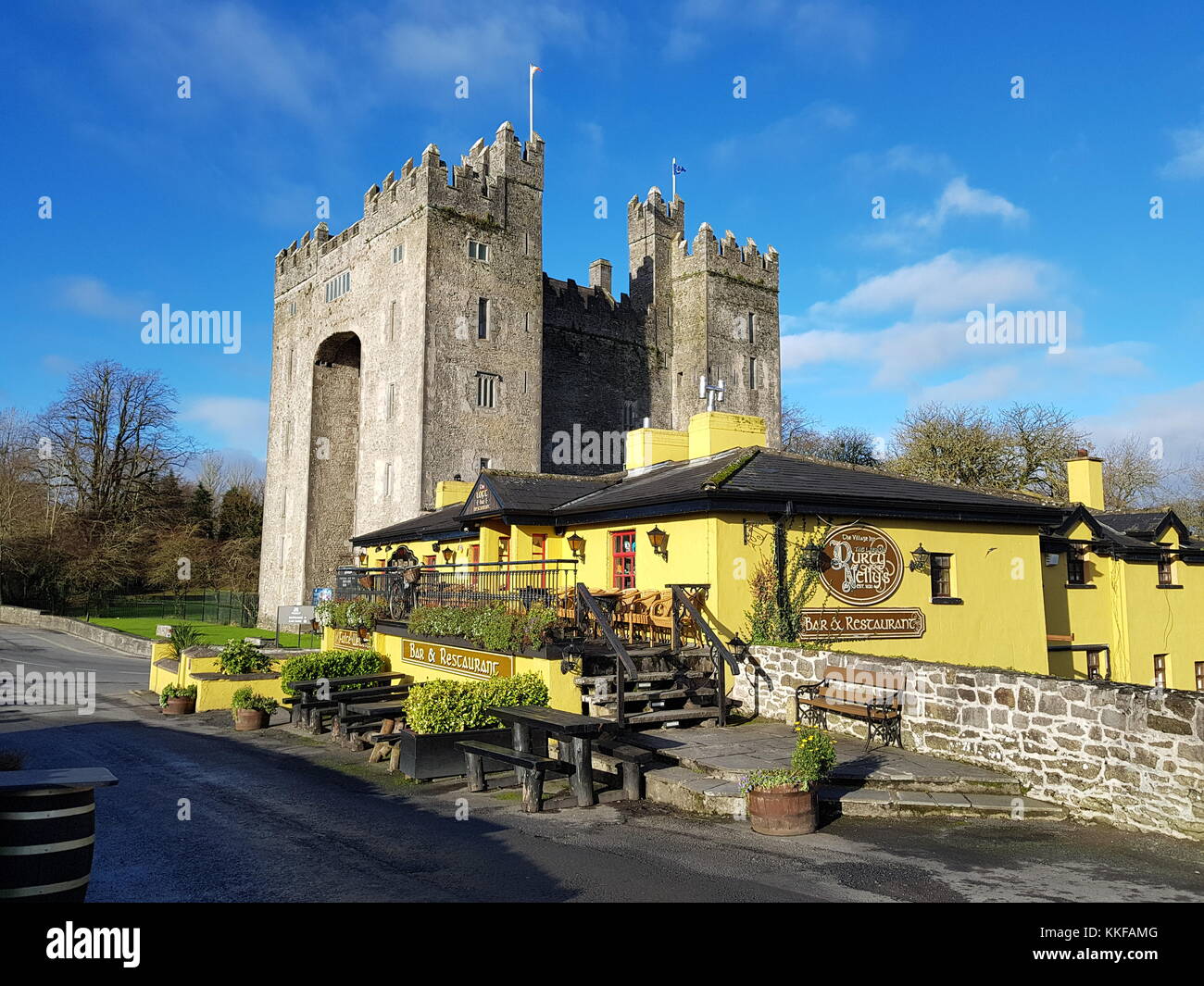 Bunratty Castle und Durty Nelly's Irish Pub, Irland - 30 November 2017: schöne Aussicht der berühmtesten Irland Schloss und Irish Pub in County Clare. fa Stockfoto