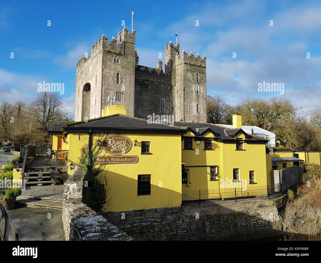Bunratty Castle und Durty Nelly's Irish Pub, Irland - 30. November 2017: Wunderschöner Blick auf Irlands berühmtestes Schloss und Irish Pub in County Clare. Fa Stockfoto