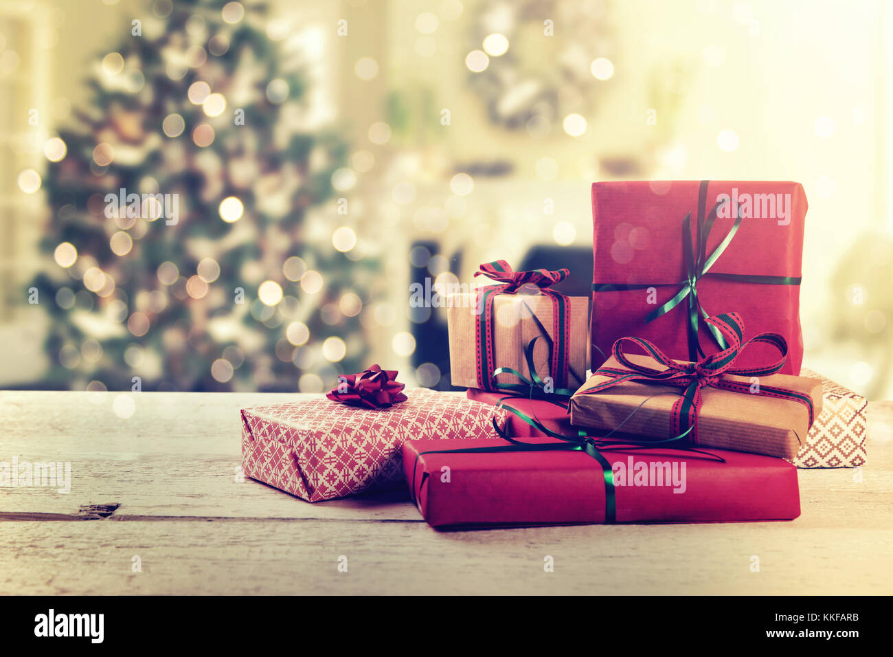 Geschenke auf Weihnachtsbaum Hintergrund zu Hause gewickelt Stockfoto