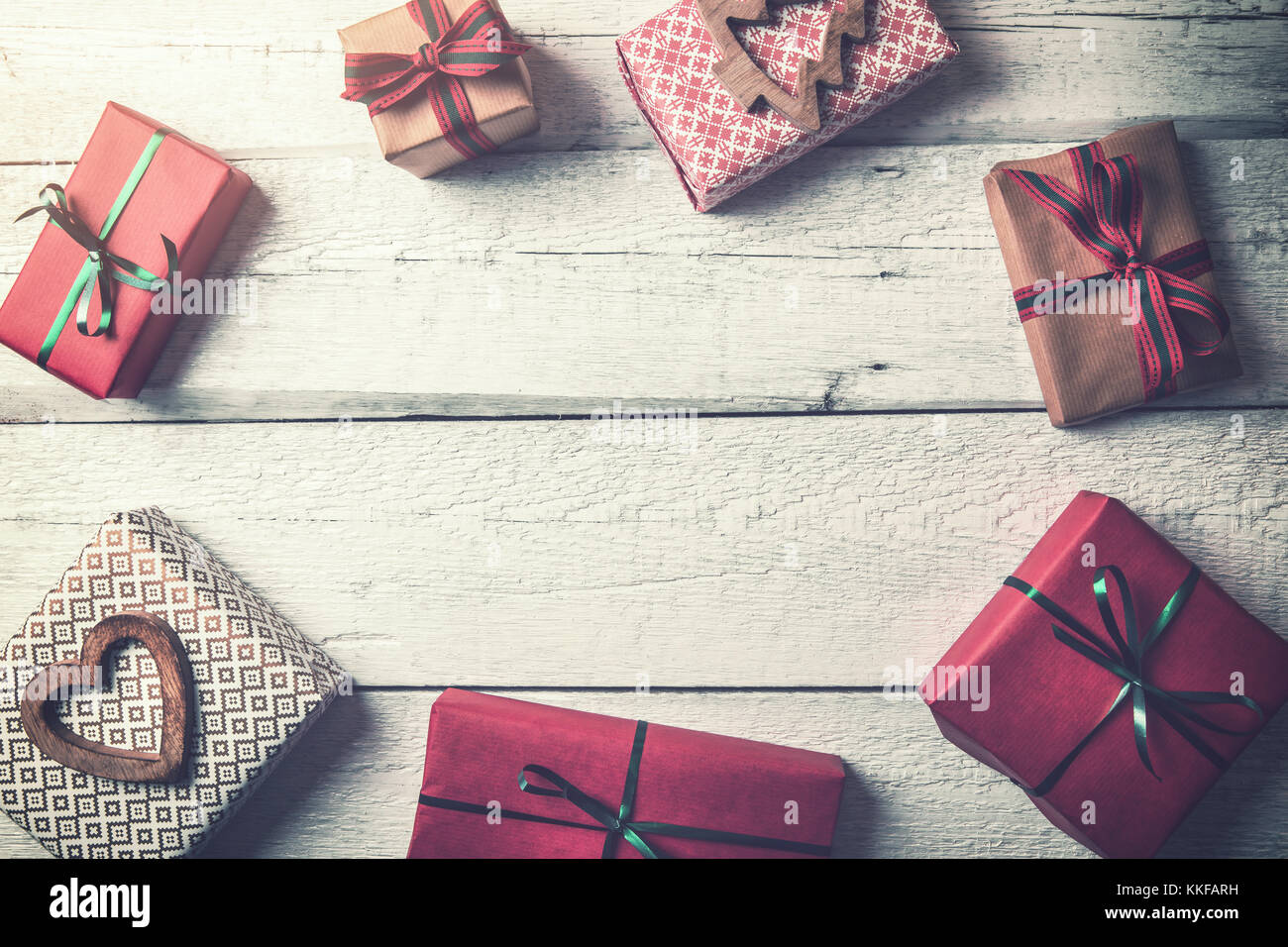 Verpackt Weihnachten Geschenke auf Holz- Hintergrund mit Kopie Raum. Flach Stockfoto
