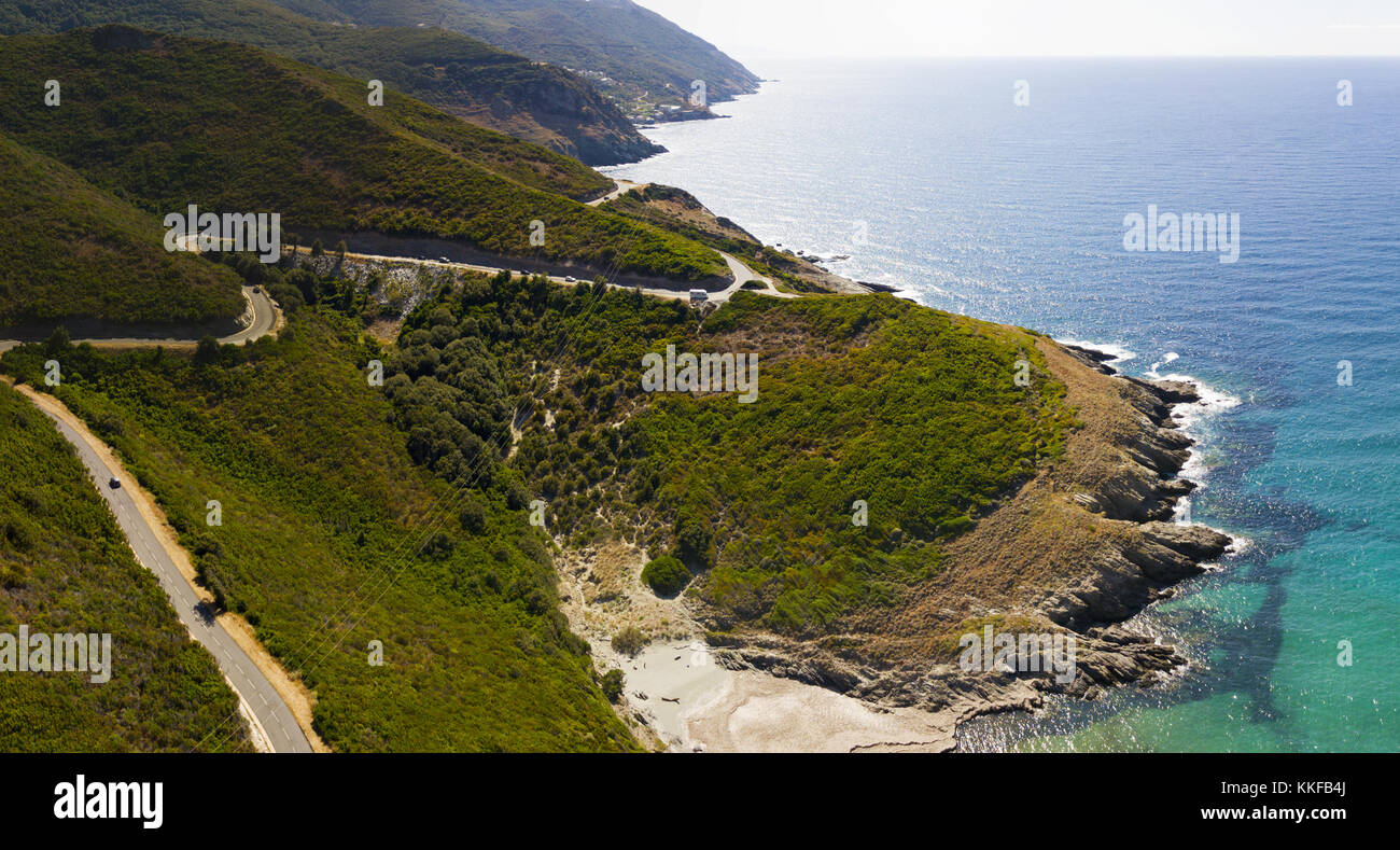 Luftaufnahme von der Küste von Korsika, kurvenreiche Straßen und Buchten mit kristallklarem Meer. Cap Corse Halbinsel, Korsika. Küste. Golf von Aliso. Frankreich Stockfoto