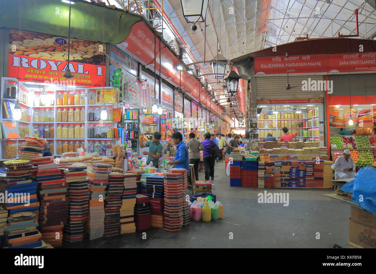 Menschen besuchen Crawford Market in Mumbai, Indien. Crawford Market ist einer der größten Markt im Süden von Mumbai, Indien. Stockfoto