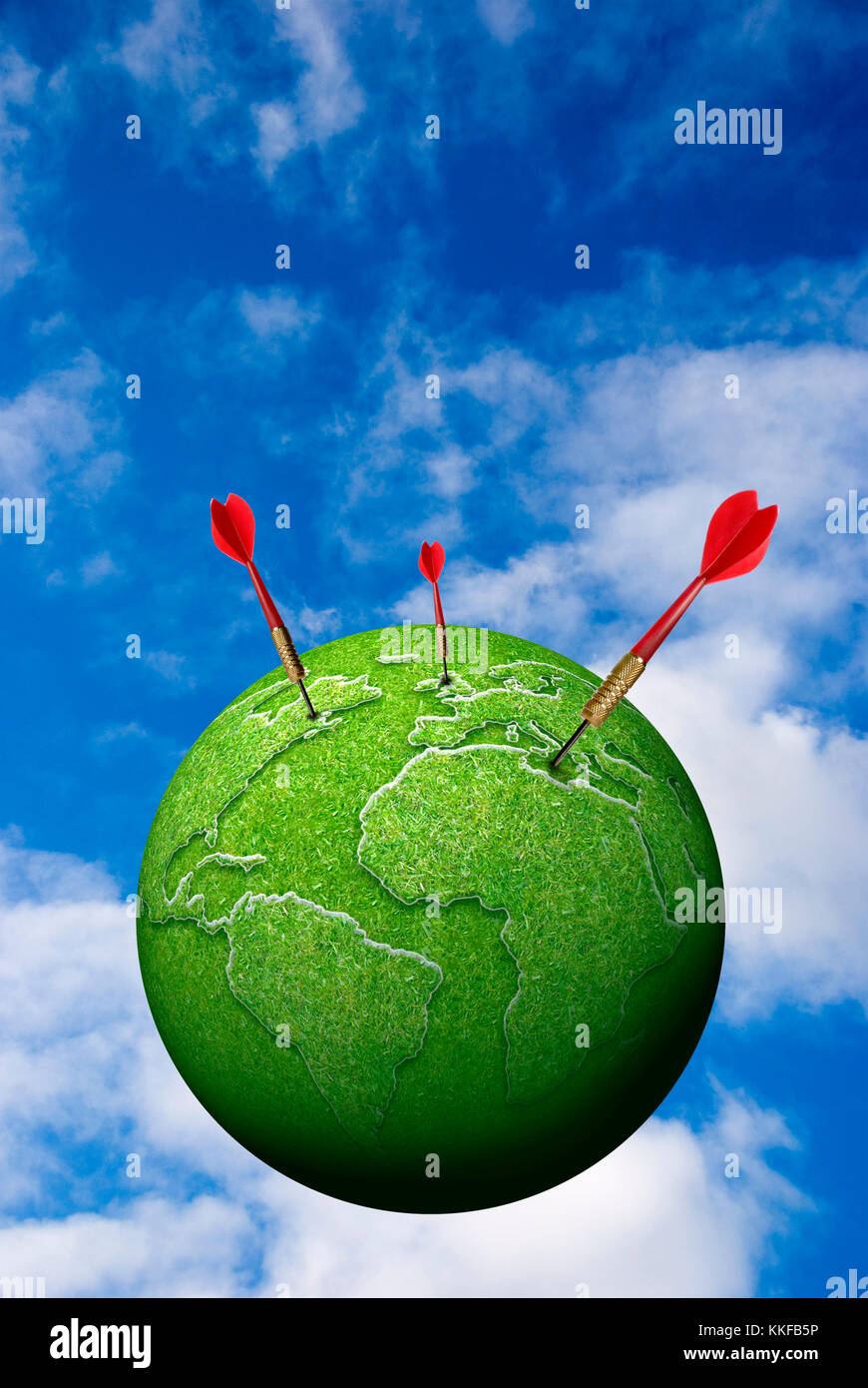 Rot Dart schlägt eine grüne Erde Globus, Umwelt in Gefahr Konzept Stockfoto