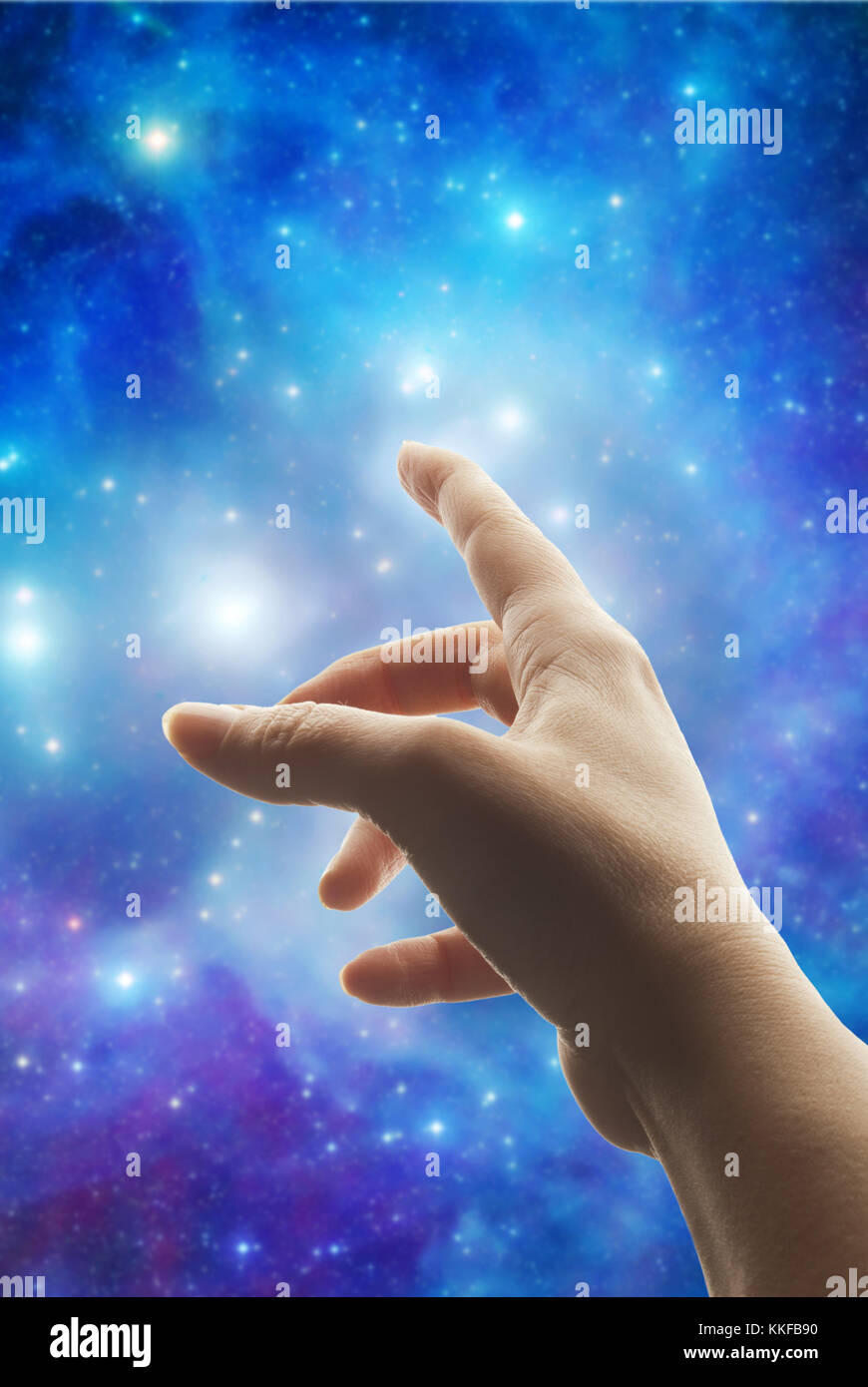 Weibliche Hand zeigen mit dem Finger auf die Sterne Stockfoto