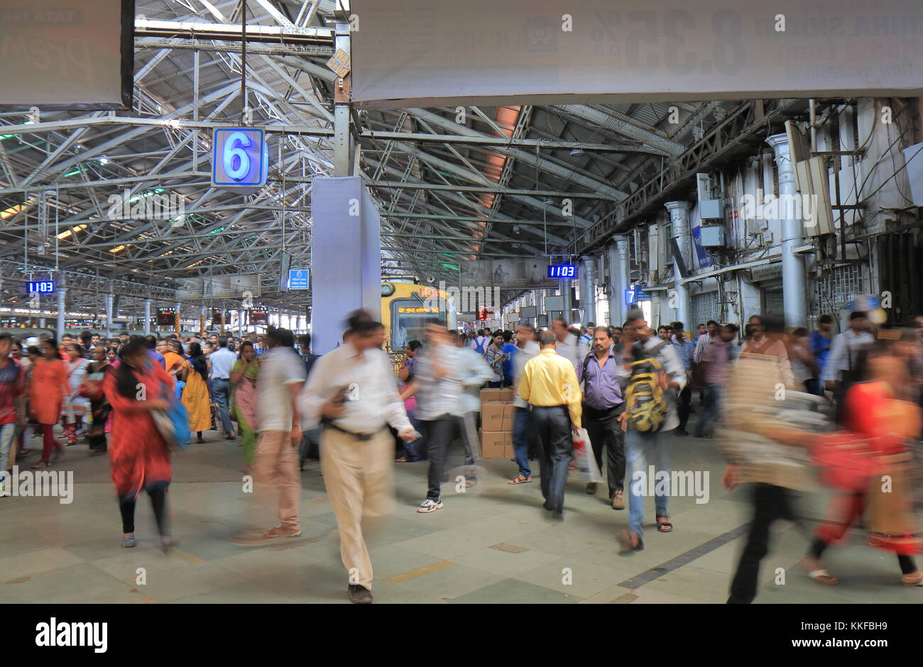 Die Menschen reisen in Mumbai CST Bahnhof. Stockfoto