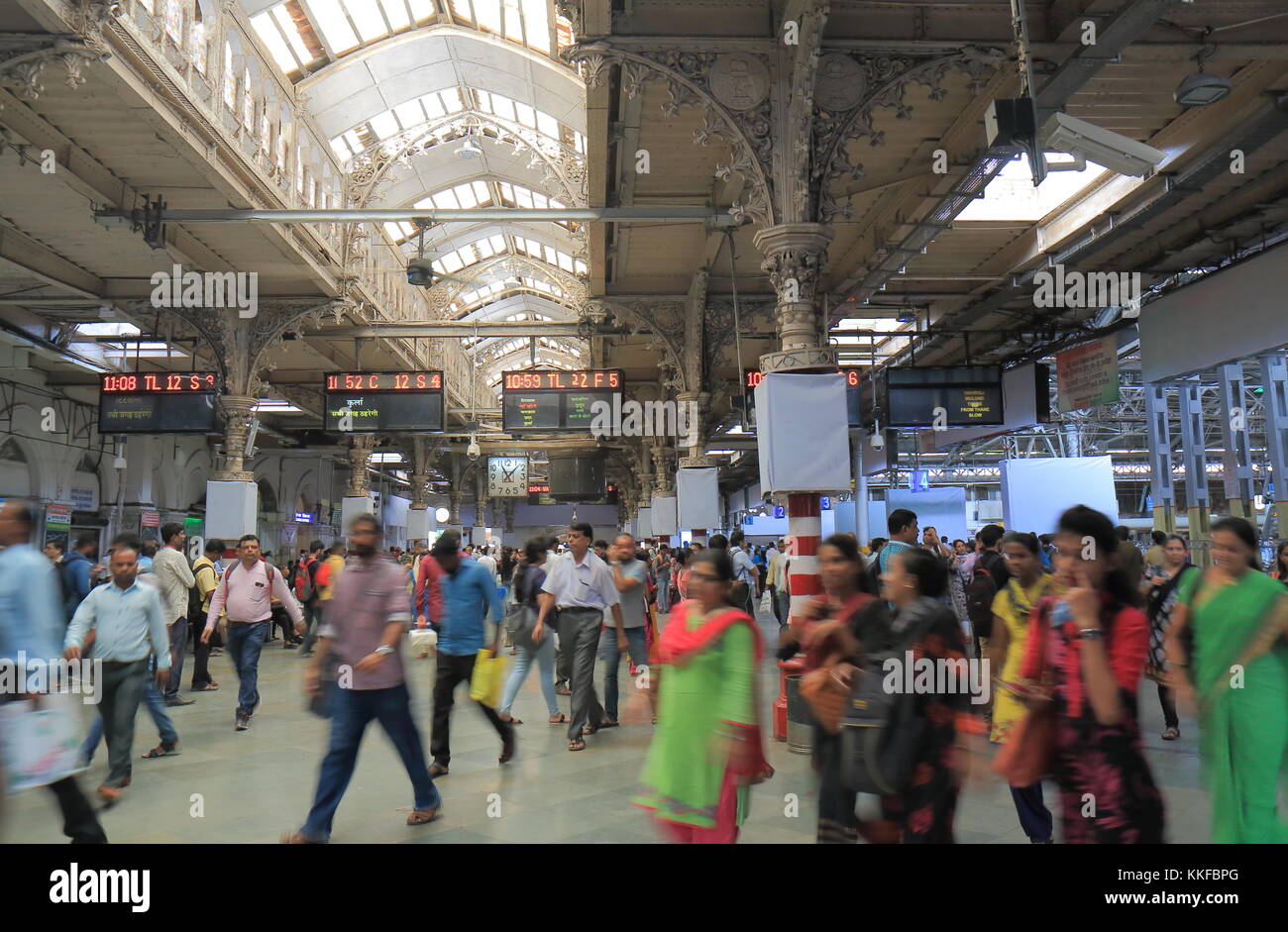 Die Menschen reisen in Mumbai CST Bahnhof. Stockfoto