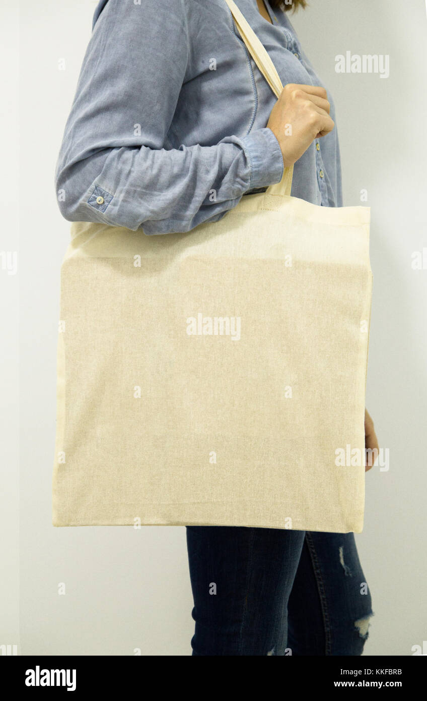 Frau mit leeren Baumwolle Tragetasche Stockfoto