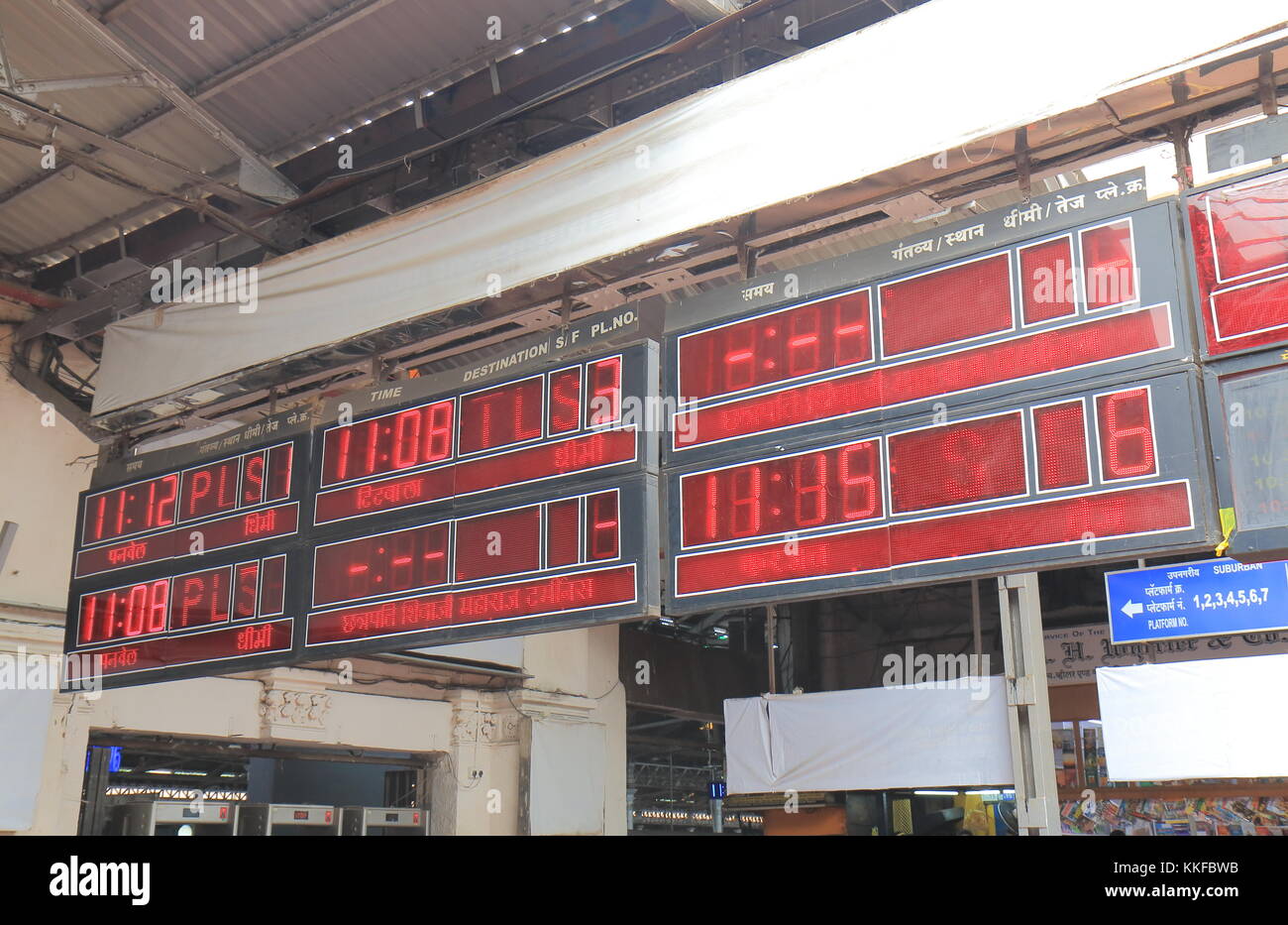 Mumbai CST Bahnhof Abfahrt Information Board in Mumbai, Indien. Stockfoto
