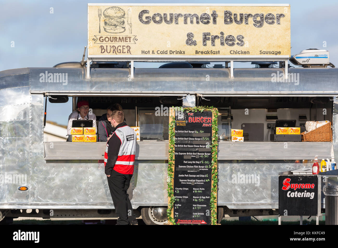 Mobile Burger Van/Wohnwagen mit Kunden Essen bestellen Stockfoto