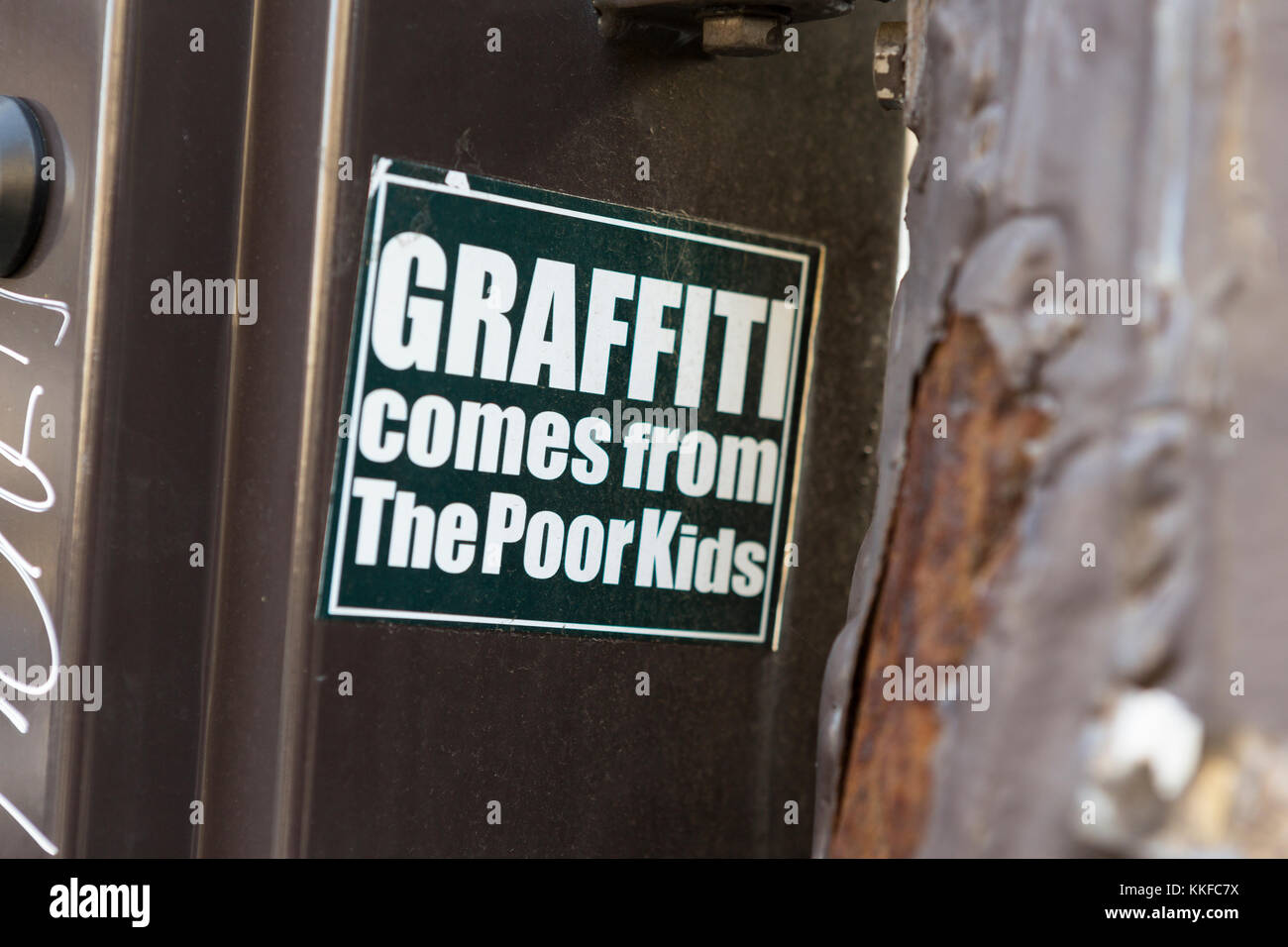 Aufkleber: Graffiti aus der armen Kinder kommt Stockfoto
