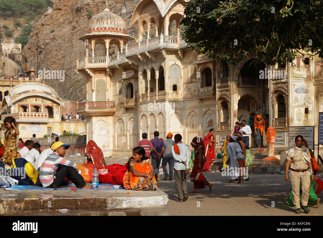JAIPUR, Indien, 27. Oktober 2017: Indische Leute an Galtaji (Khole Ke Hanuman Ji). Dies ist eine alte hinduistischen Wallfahrtsort in der Stadt Khania-Balaj Stockfoto