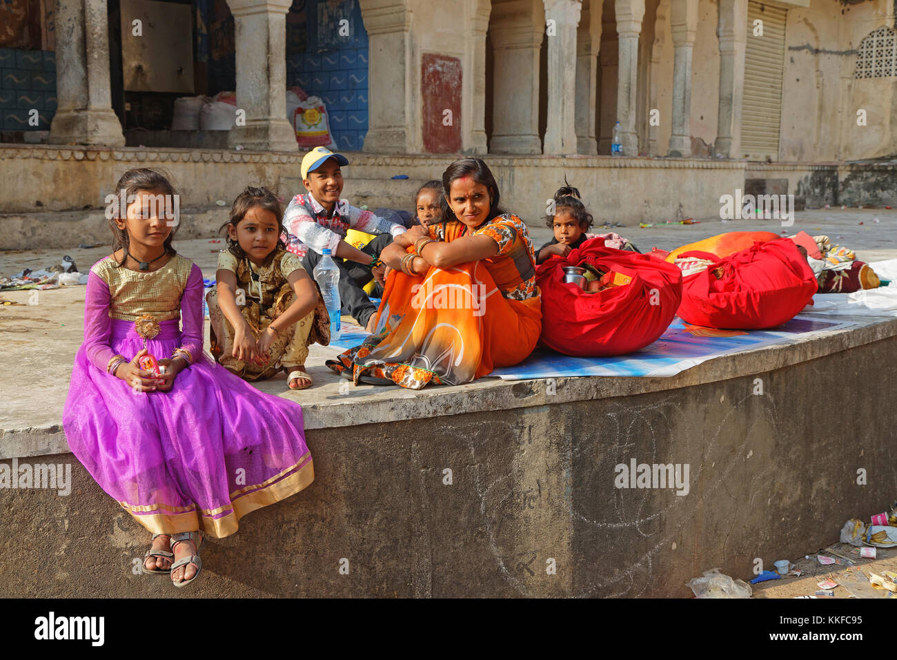 JAIPUR, Indien, 27. Oktober 2017: Indische Leute an Galtaji (Khole Ke Hanuman Ji). Dies ist eine alte hinduistischen Wallfahrtsort in der Stadt Khania-Balaj Stockfoto