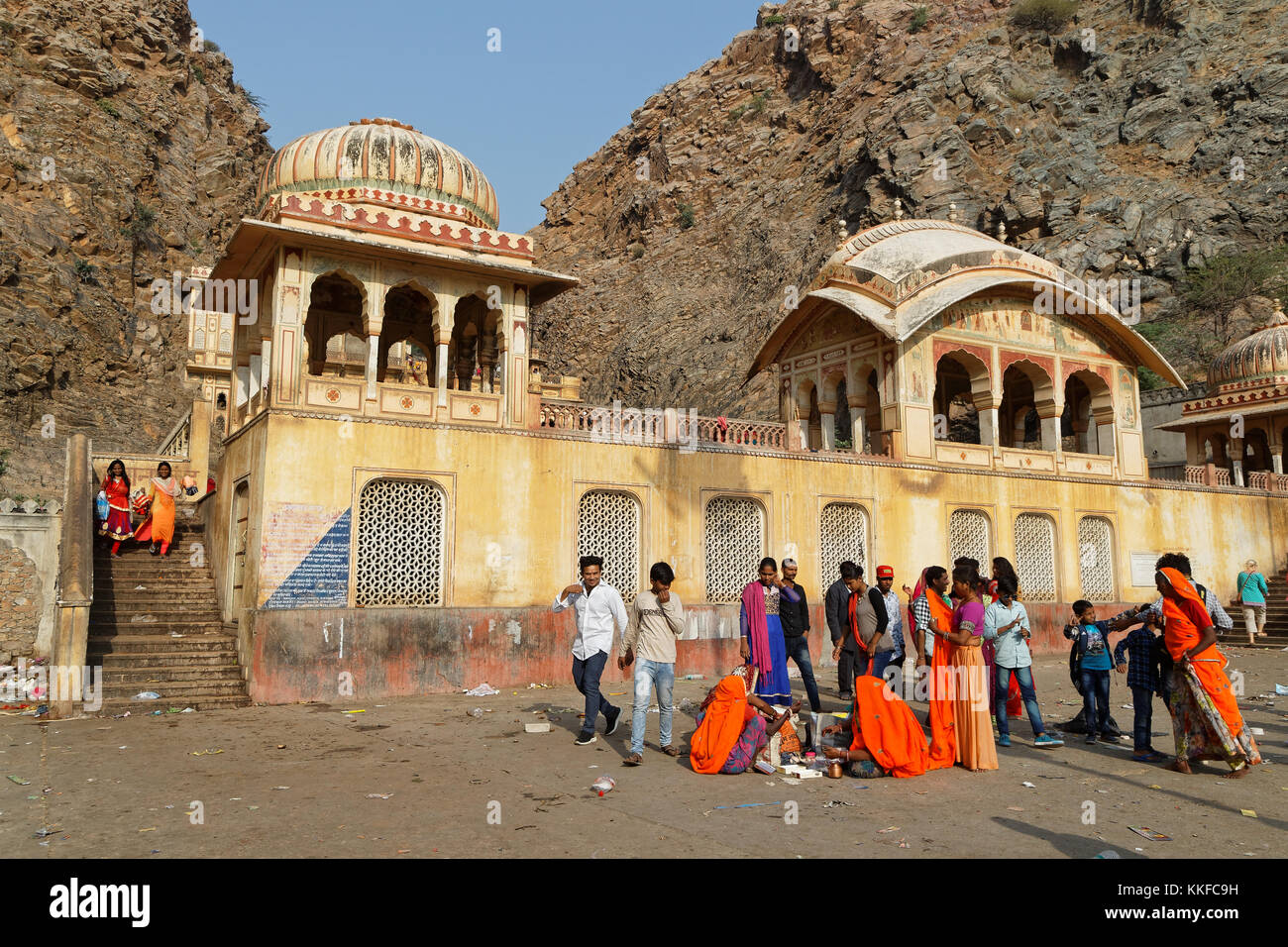 JAIPUR, Indien, 27. Oktober 2017: Indische Leute an Galtaji (Khole Ke Hanuman Ji). Dies ist eine alte hinduistischen Wallfahrtsort in der Stadt Khania-Balaj Stockfoto