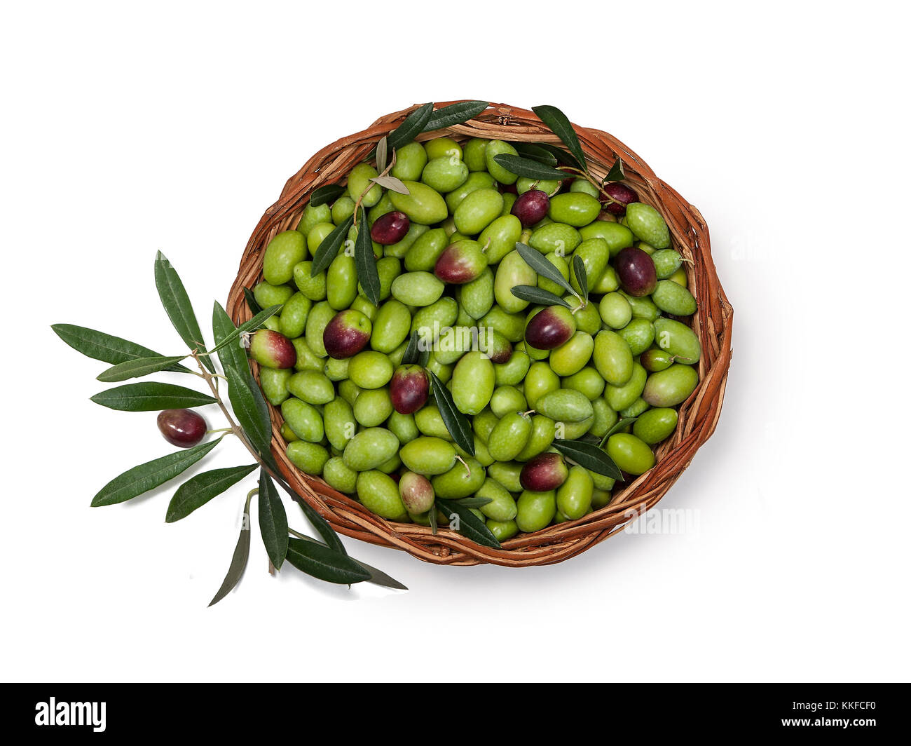 Grüne Oliven in rustikalen Korb, auf weißem Hintergrund. Ansicht von oben Stockfoto