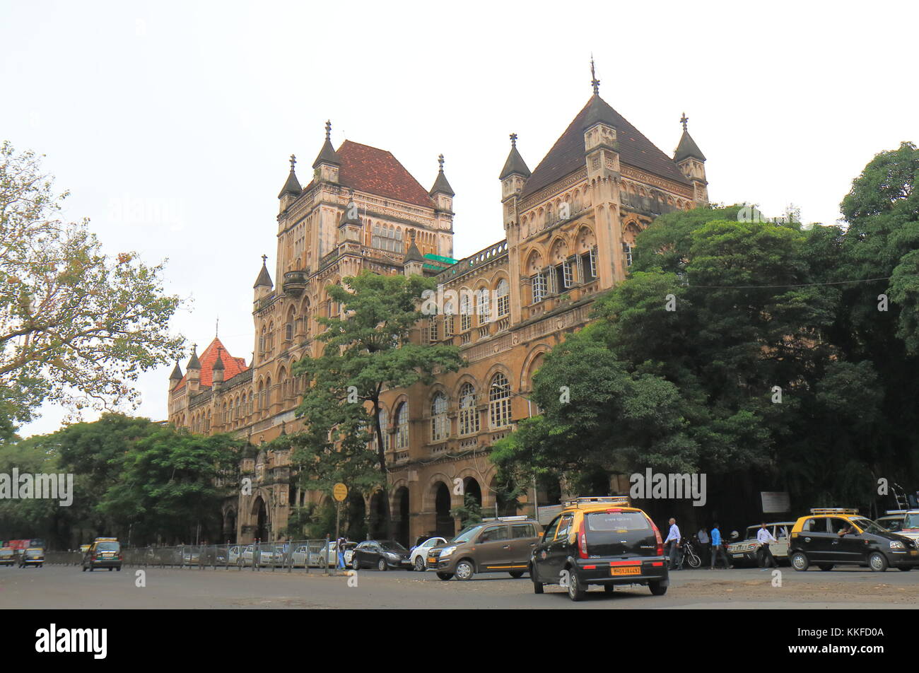 Menschen besuchen historische Gebäude in der Innenstadt von Mumbai, Indien. Stockfoto