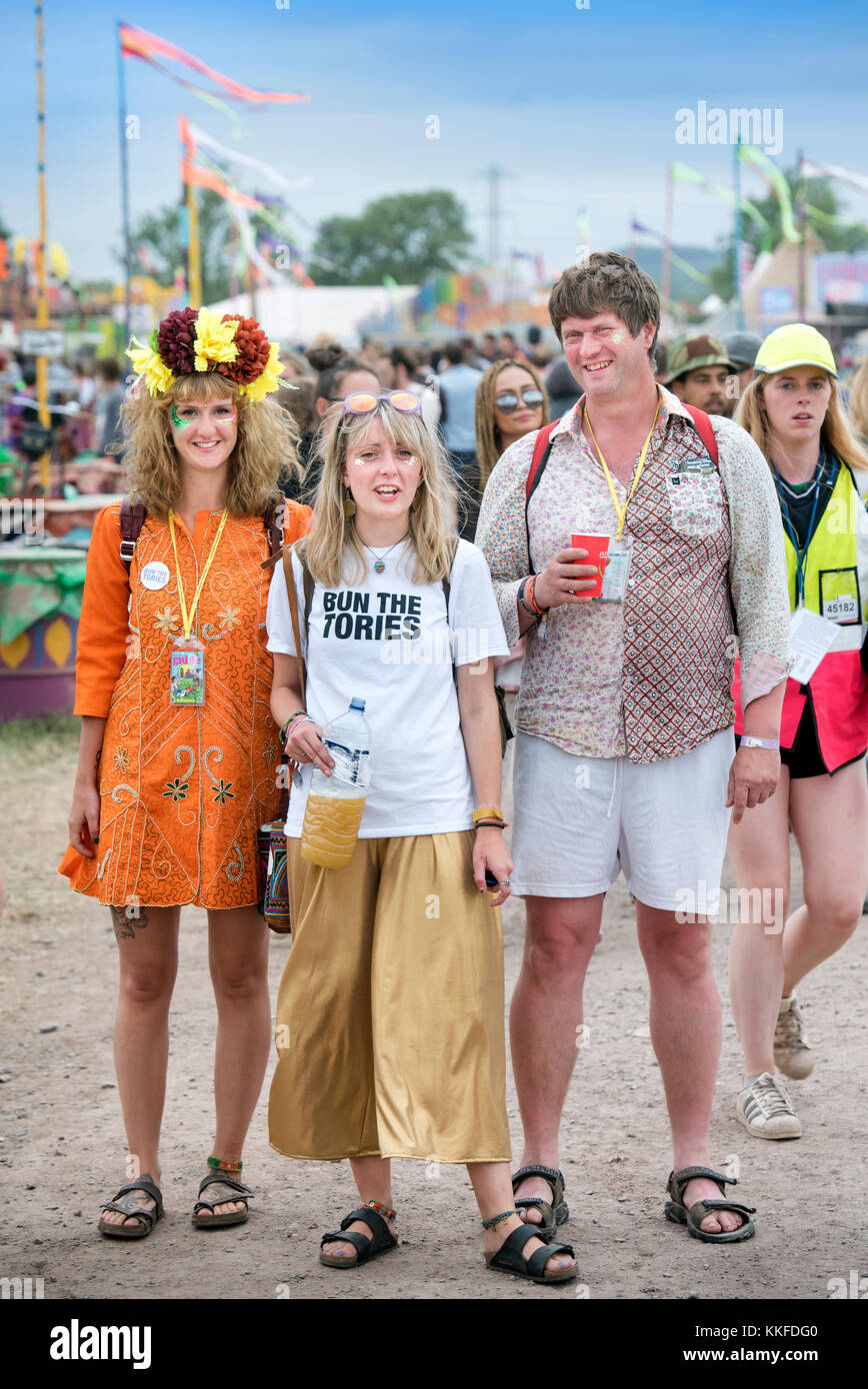 Festivalbesucher mit â € "bun Die toriesâ €™ Abzeichen und t-shirt an Glastonbury 2017 Stockfoto