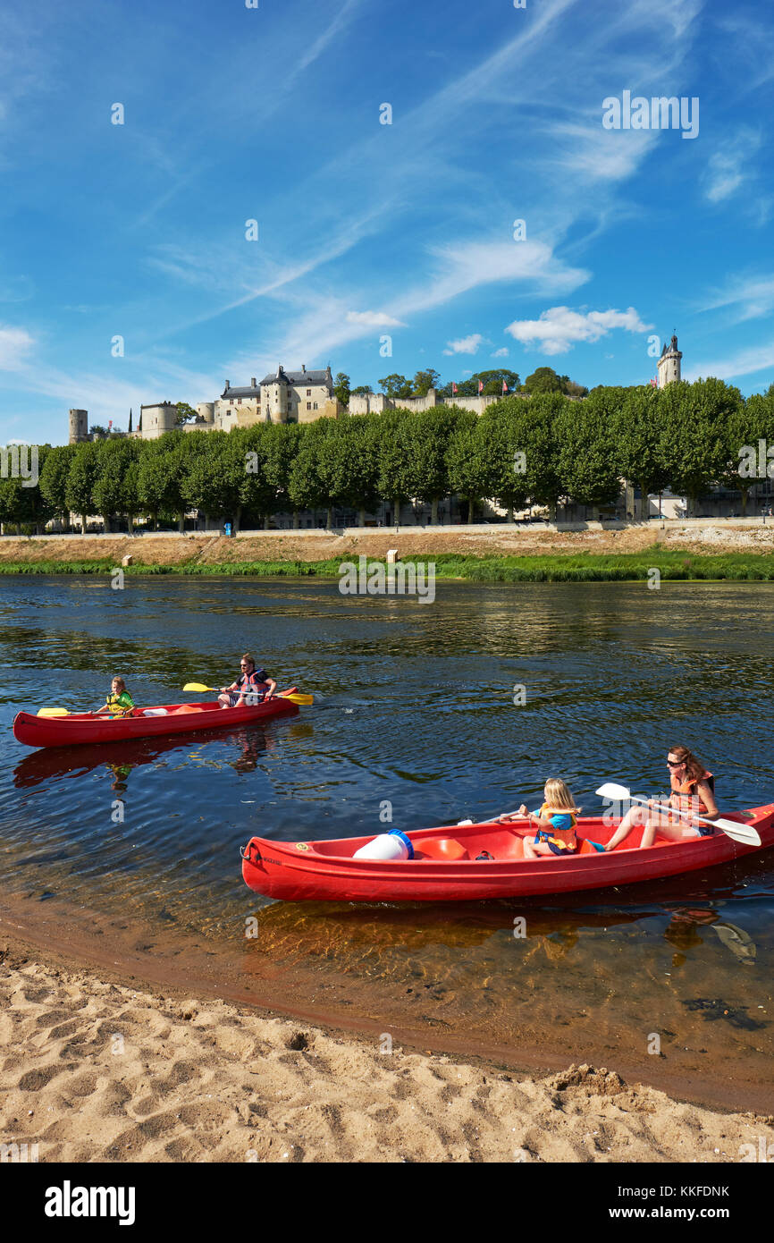 Eine Touristenfamilie, die das historische UNESCO-Weltkulturerbe Chinon am Fluss Vienne im Loiretal, Indre et Loiré, Frankreich, mit Kanufahrten führt. Stockfoto