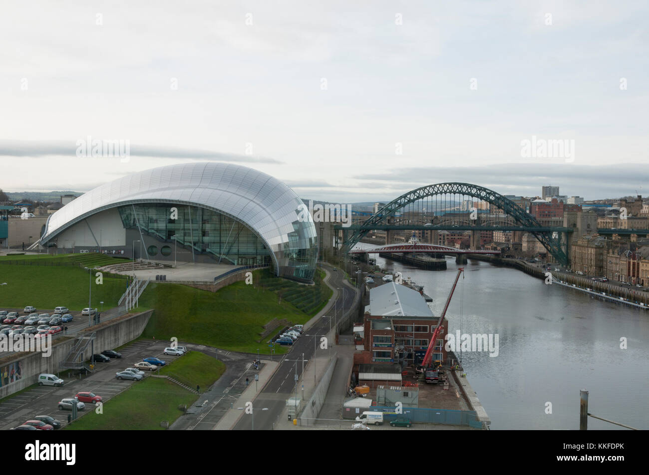 Auf der Suche nach der Sage in Gateshead, von den Zimmer in der Ostsee und den Fluss Tyne Brücken im Hintergrund und der Newcastle upon Tyne skyline Stockfoto