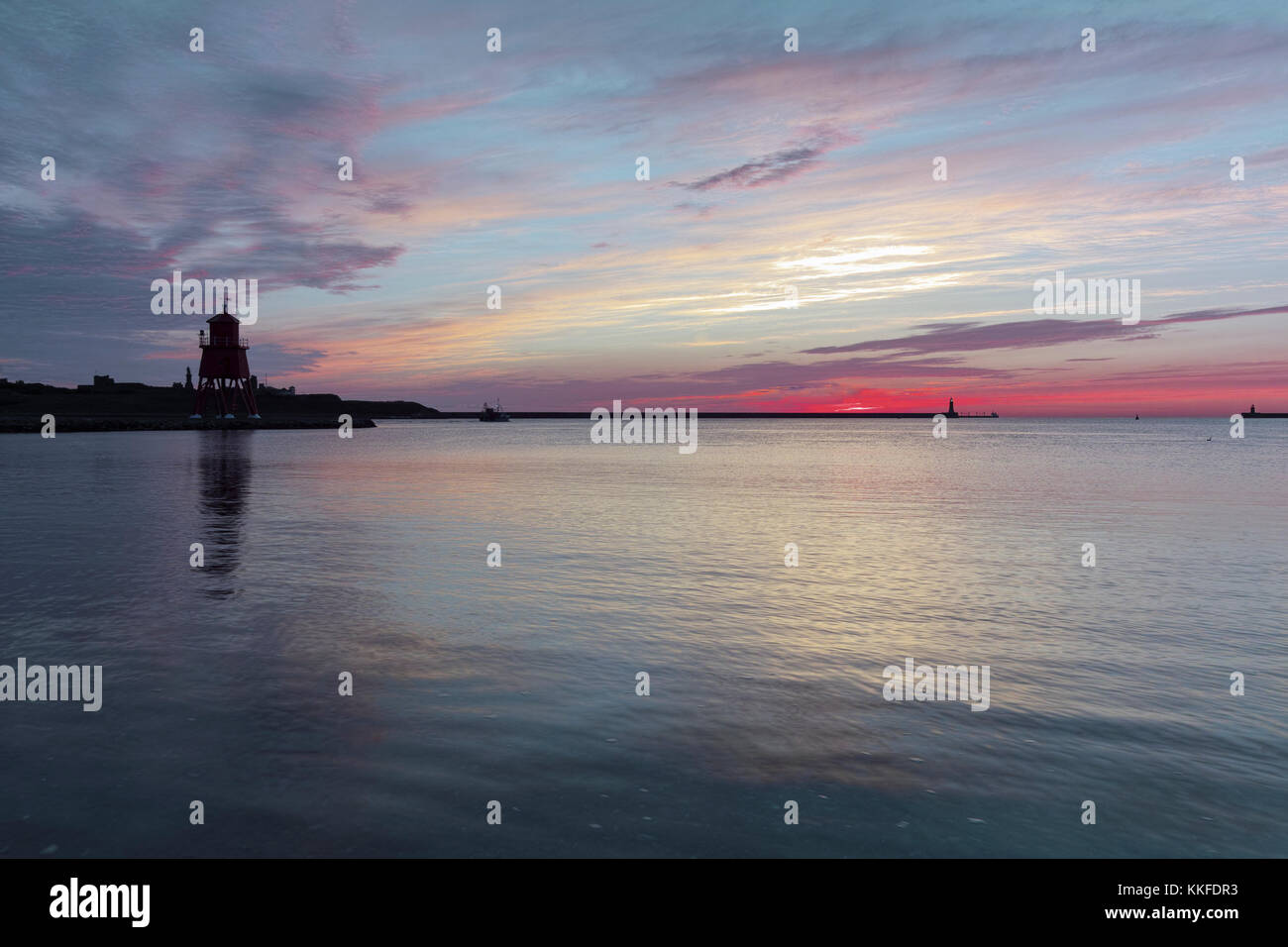 Herde groyne Leuchtturm in South Shields, an der Mündung des Flusses Tyne, auf einen Sommer am Morgen der Himmel her mit Farbe. Stockfoto