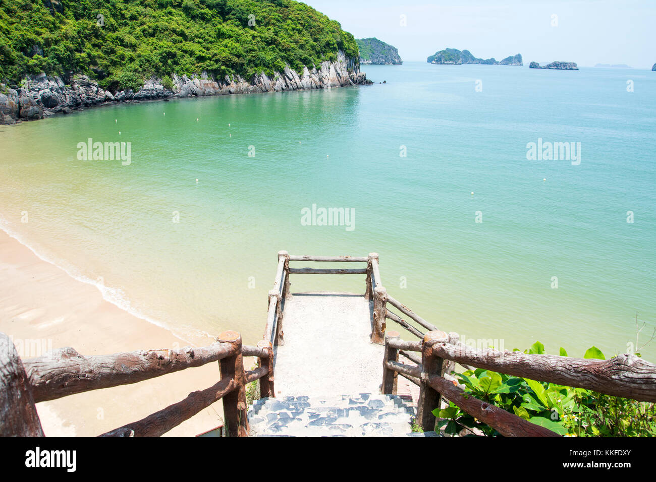 Cat Ba Island City Beach in Vietnam Blick von der Treppe Stockfoto