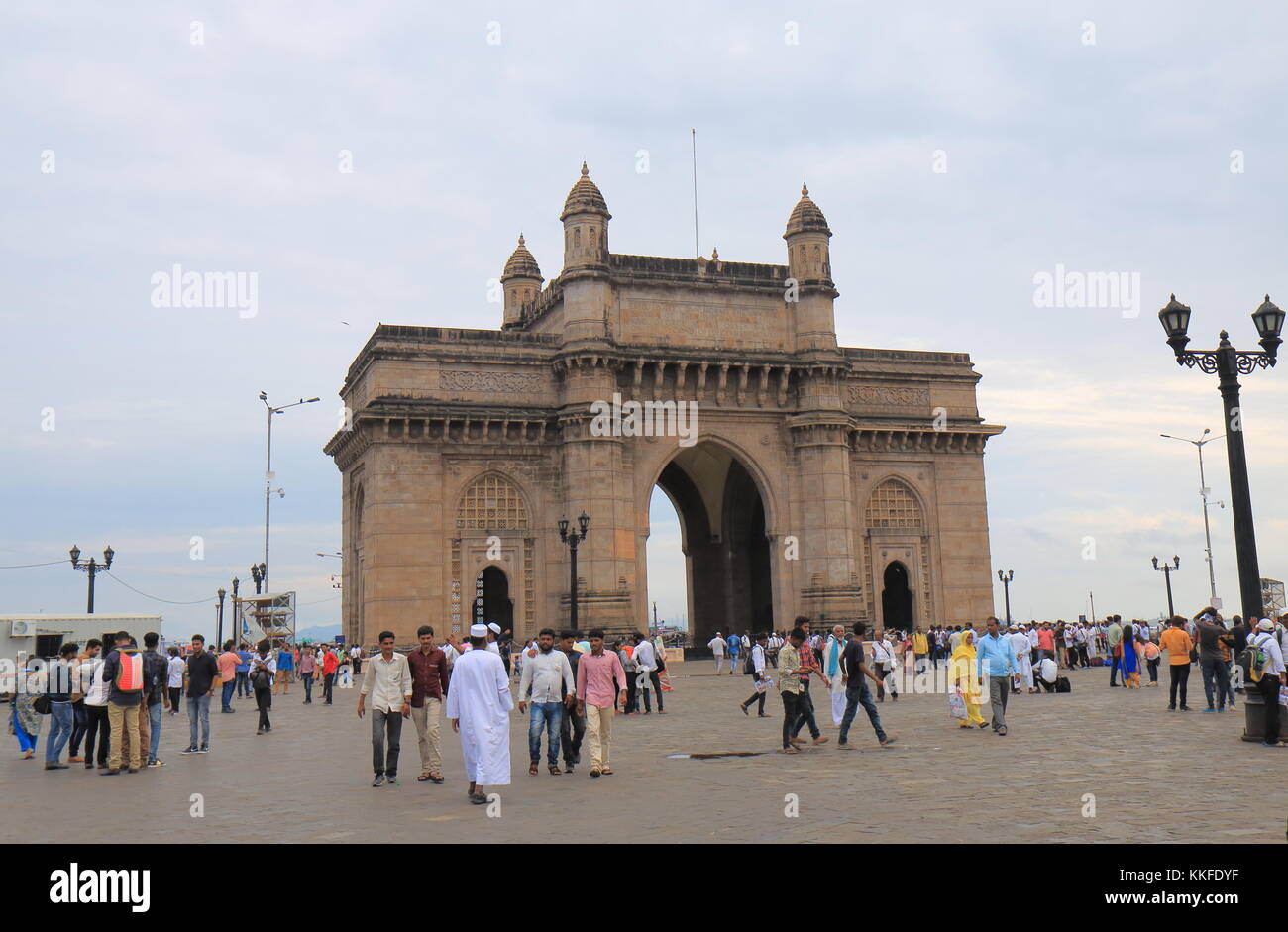 Menschen besuchen Gateway of India in Mumbai, Indien. Stockfoto