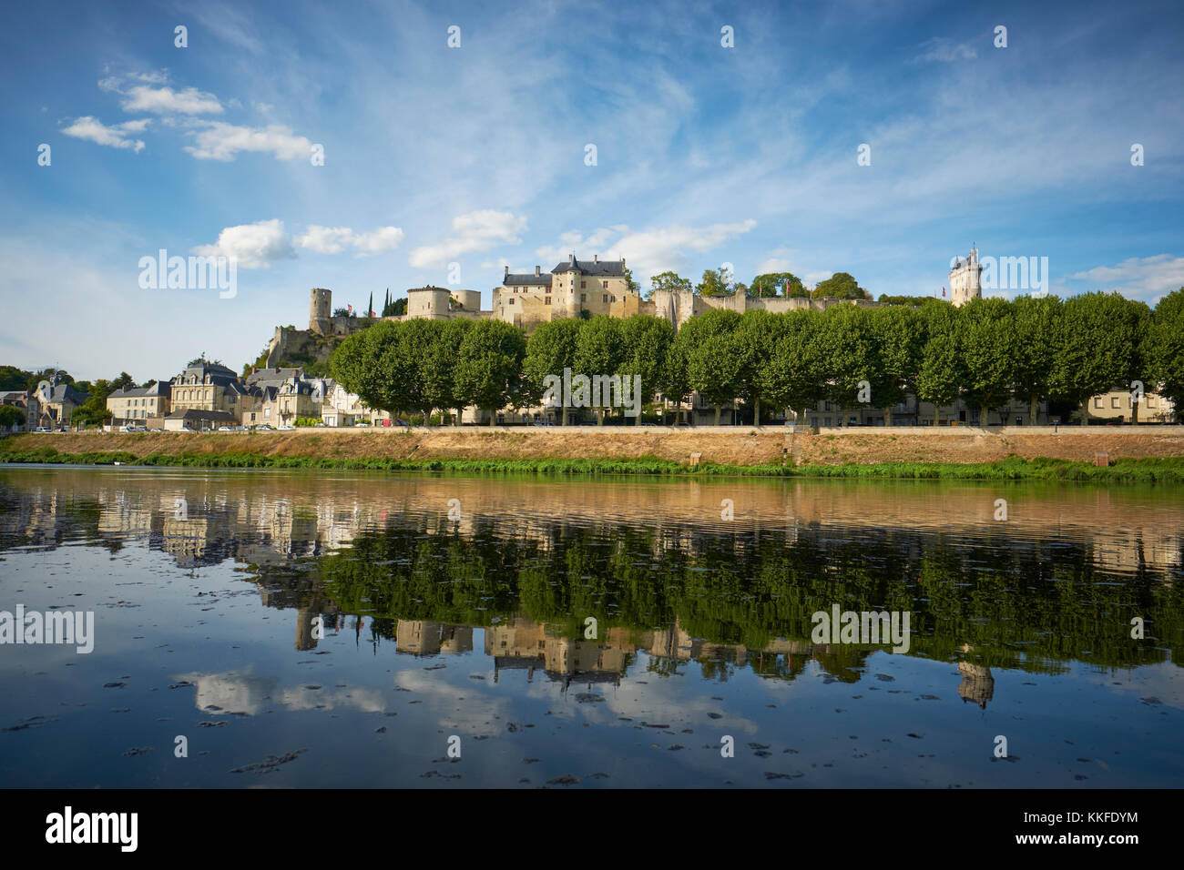 Das Schloss Chinon und das historische UNESCO-Weltkulturerbe Chinon am Fluss Vienne im Loiretal, Indre et Loiré, Frankreich. Stockfoto