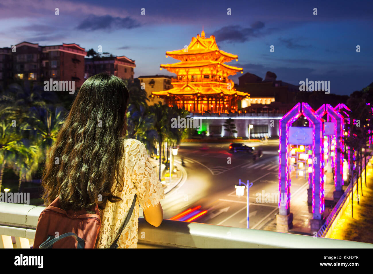 Mädchen genießen Sie einen Blick auf Guilin Xiaoyao Turm in China Stockfoto