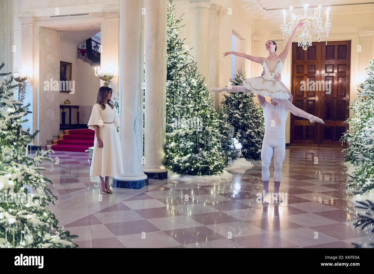 Die US First Lady Melania Trump beobachtet Tänzerinnen der Vivid Ballet Company während der Enthüllung der jährlichen Weihnachtsdekoration im Weißen Haus am 27. November 2017 in Washington, DC. Das Thema dieses Jahres lautet „altehrwürdige Traditionen“. das wird 200 Jahre Urlaubstraditionen im Weißen Haus respektieren. Stockfoto