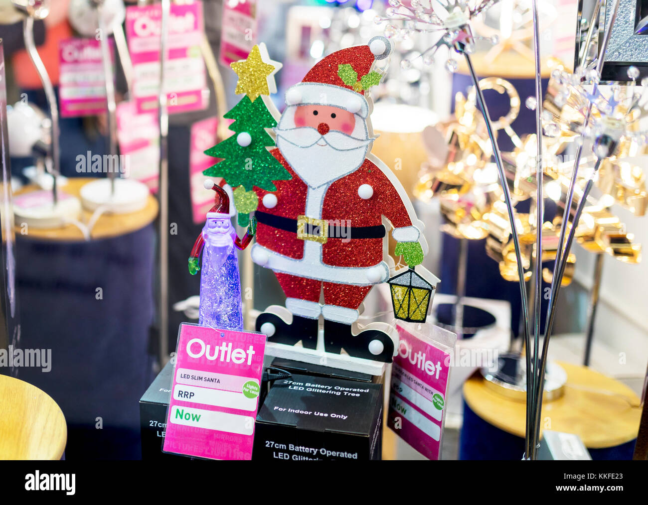 Jolly glitzer Weihnachtsmann Holding eine Laterne in einer Beleuchtung Schaufenster zu fördern und feiern Weihnachten in Großbritannien Stockfoto