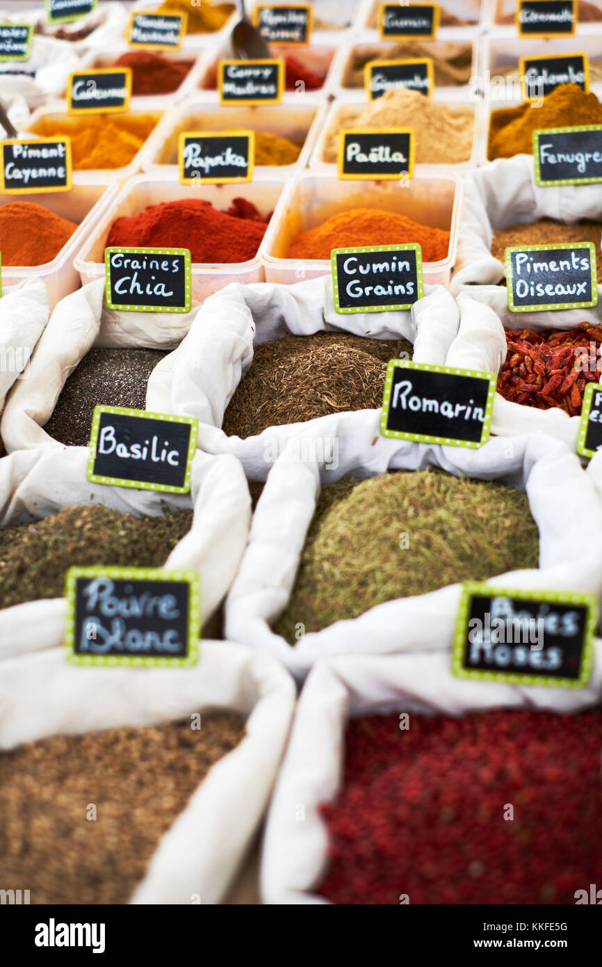 Kräuter und Gewürze zum Verkauf an einem französischen Lebensmittelmarkt (minimaler Fokus) Stockfoto