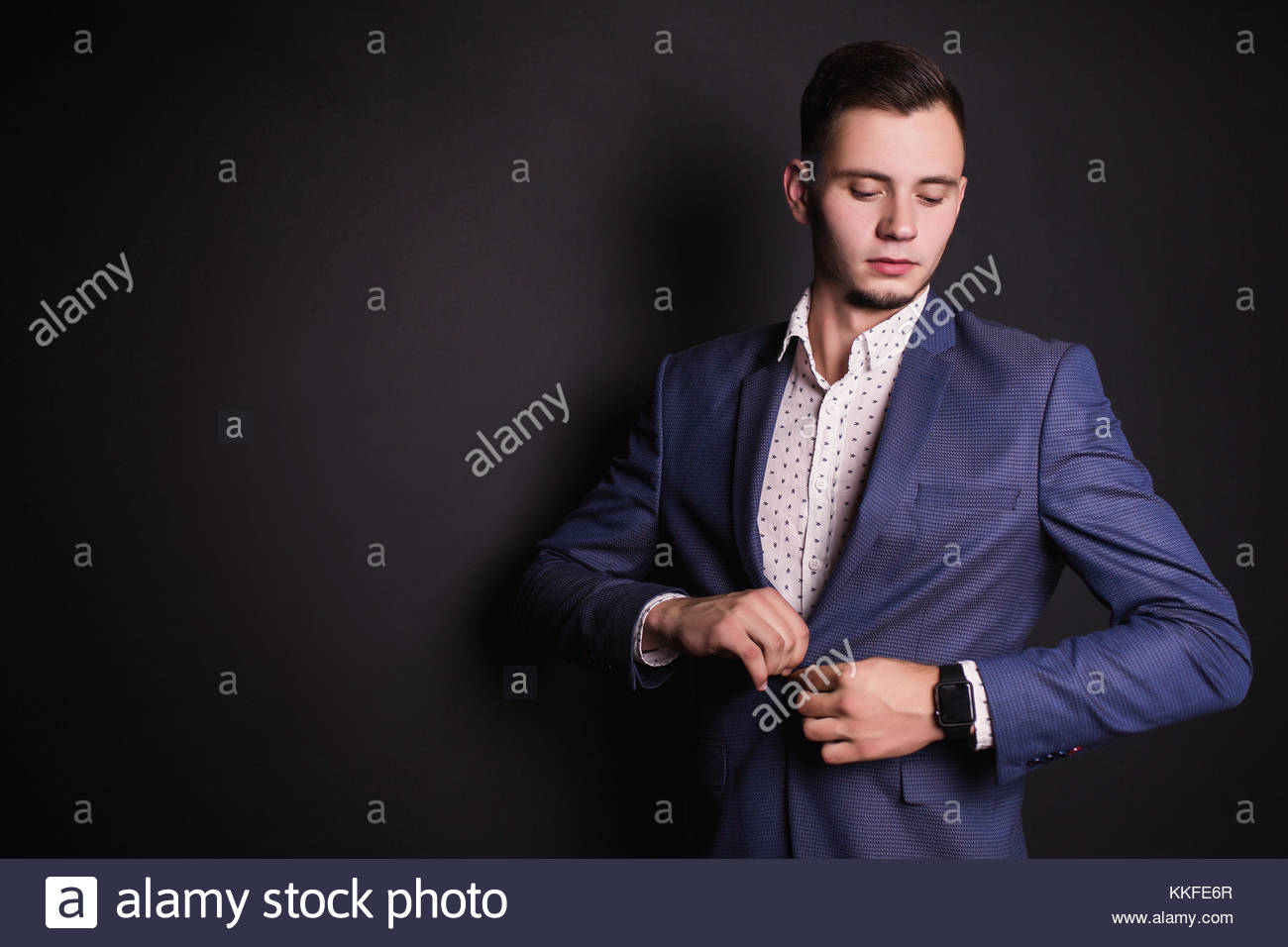 Erfolgreiche Junge Geschaftsmann In Anzug Und Weisses Hemd Und Modische Uhr Auf Hand Auf Einem Schwarzen Hintergrund Stilvolle Mann Manner Berufe Stockfotografie Alamy