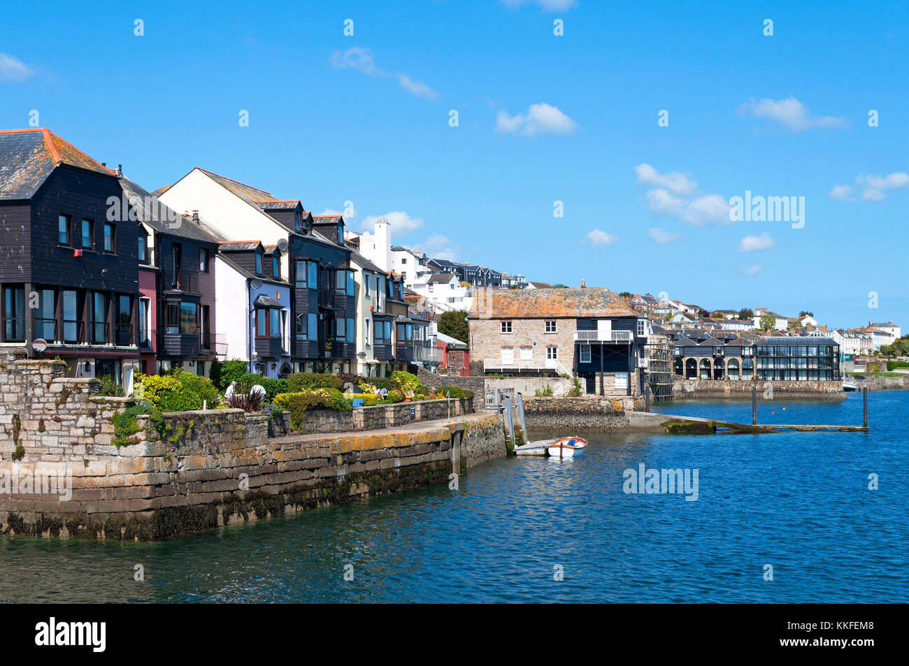 Wohnungen mit Blick auf die Bucht von Falmouth in Cornwall, England, Großbritannien, Großbritannien. Stockfoto