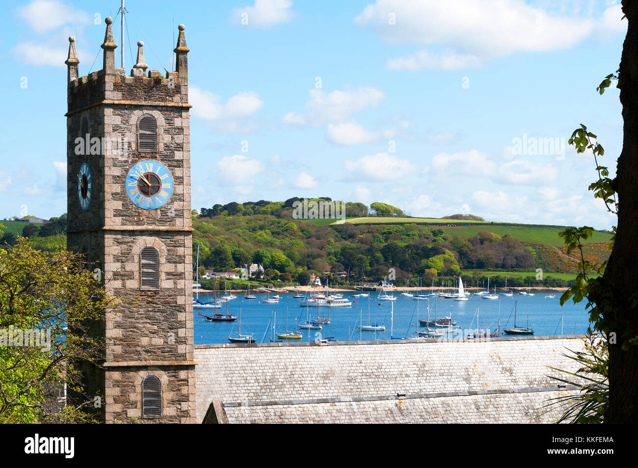 Kirche ovelooking Bucht von Falmouth in Cornwall, England, Großbritannien, Großbritannien. Stockfoto