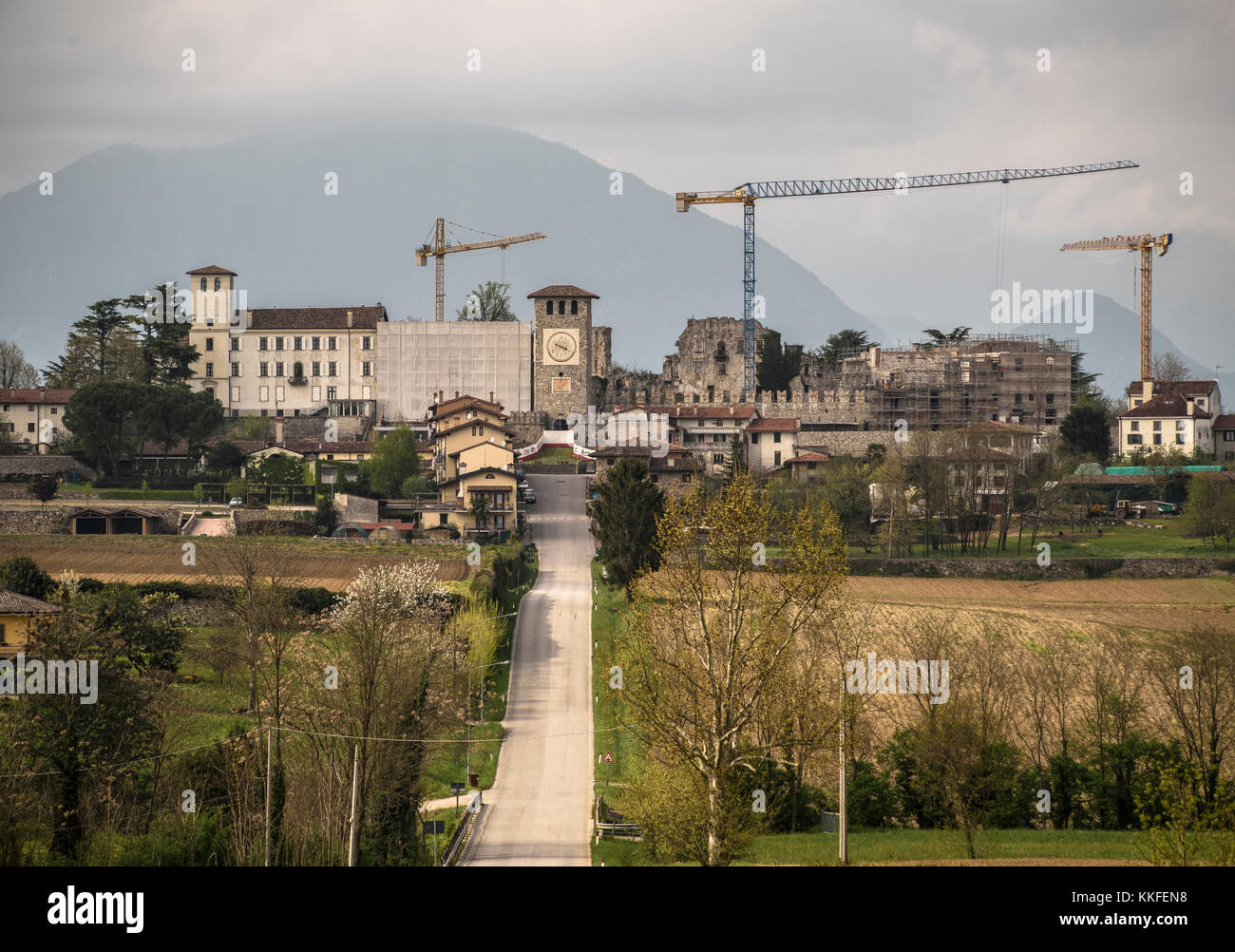 COLLOREDO DI MONTE ALBANO, Italien, 13. APRIL 2016: Blick auf Colloredo und Baustelle für die Restaurierung der Burg beschädigt nach dem Erdbeben Stockfoto