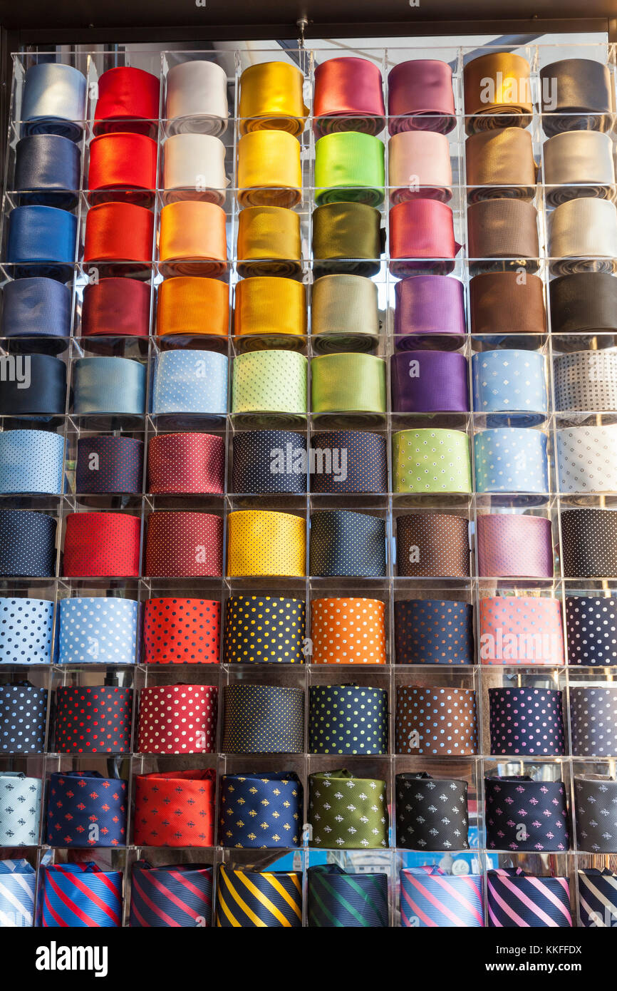 Bunte Anzeige der sortierten gerollt mens Krawatten oder Krawatten in reinem Textil-, Streifen und Tupfen in einem Plexiglas stehen auf einem Straßenmarkt. Full Frame Stockfoto