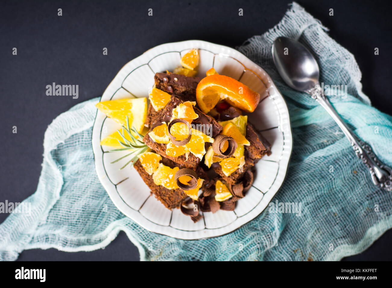 Schokoladenkuchen mit orange Frucht auf einer Platte Stockfoto