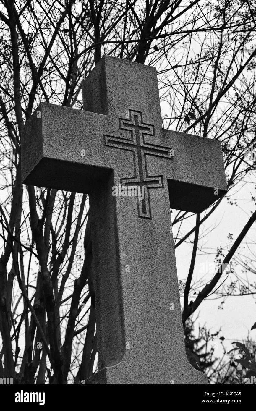 Russisch-orthodoxe Kreuz geschnitzt auf ein einfaches Grab Marker. Stockfoto