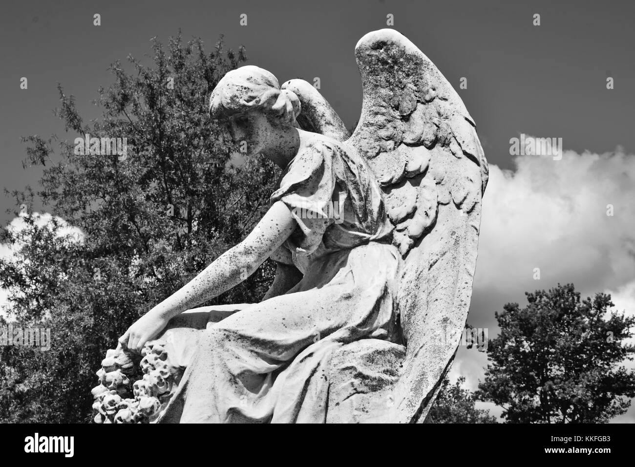 Ein wunderschön geschnitzten Engel bietet Trost und Ruhe, die um Sie herum. Stockfoto