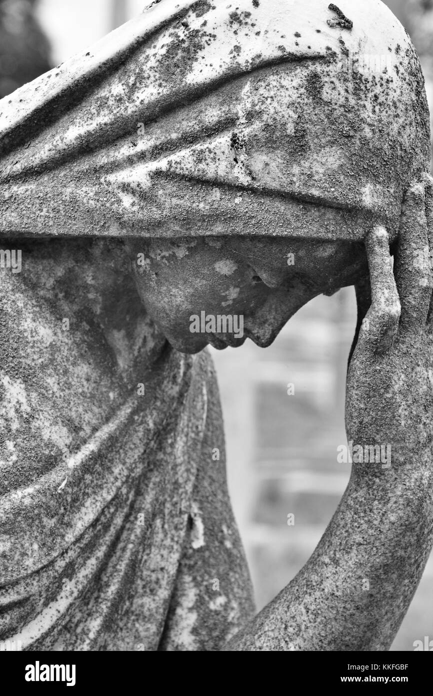 Ein gekleideten Dame kniet für Flehen im Gebet. Stockfoto