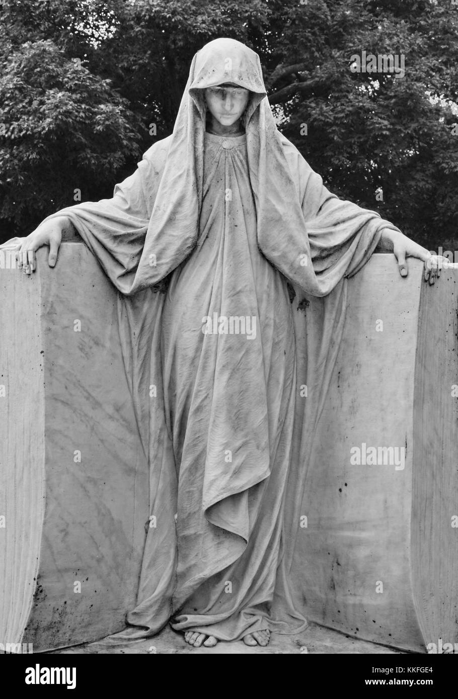 Der ummantelte Lady von Hollywood Cemetery wacht über eine Familie Krypta. Stockfoto