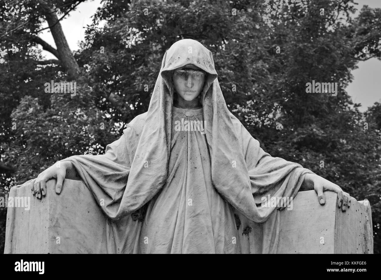 Der ummantelte Lady von Hollywood Cemetery wacht über eine Familie Krypta. Stockfoto