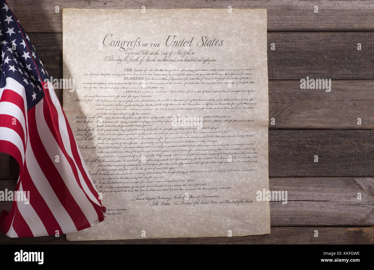 Bill von Rechten, die mit der United States Flag auf einer Holz Hintergrund Stockfoto