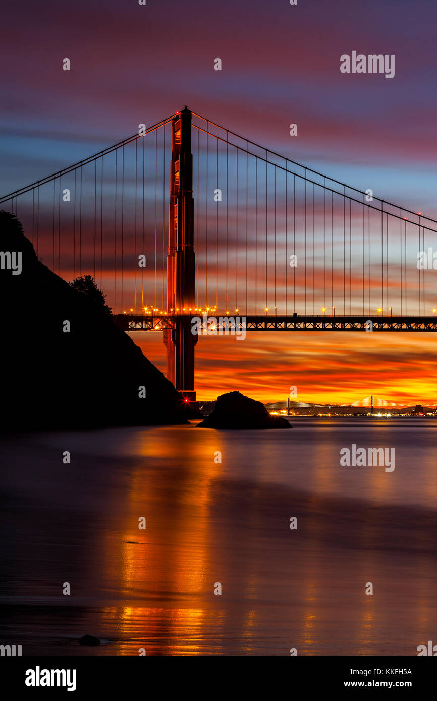 North Tower auf die Golden Gate Bridge in den Stunden der Morgendämmerung mit der Bay Bridge im Hintergrund. Stockfoto